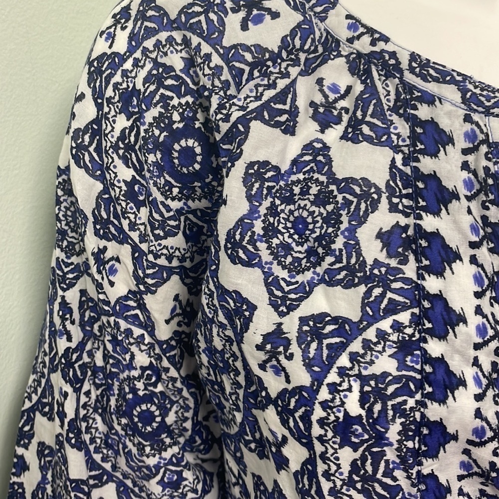 Tyler Boe Blue & White Medallion Print V-Neck Tunic Blouse - Picture 3 of 8
